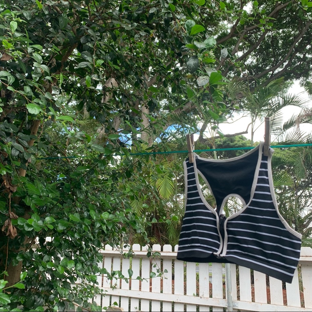 Black and white striped sports bra with zipper 🖤